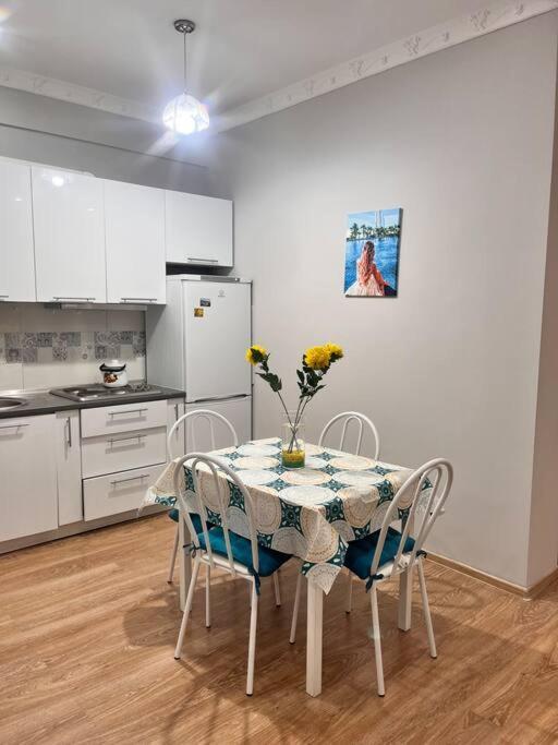2-Х Комнатная В Золотом Квадрате Apartment Almaty Bagian luar foto