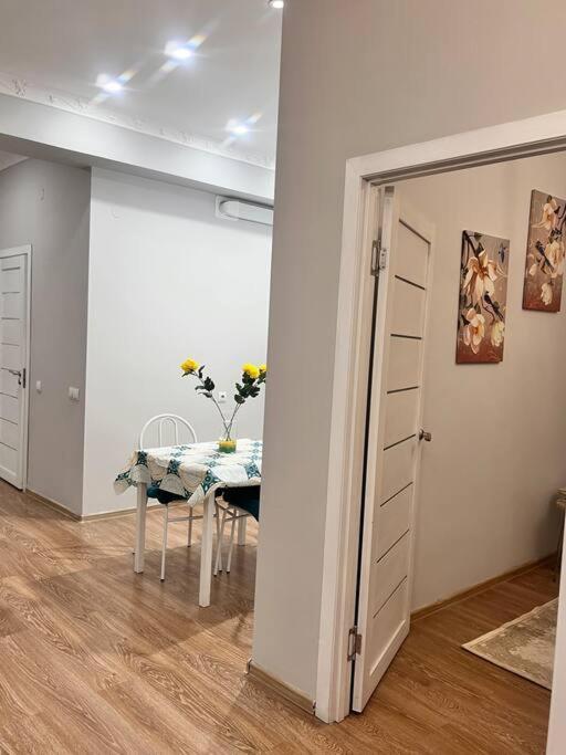 2-Х Комнатная В Золотом Квадрате Apartment Almaty Bagian luar foto