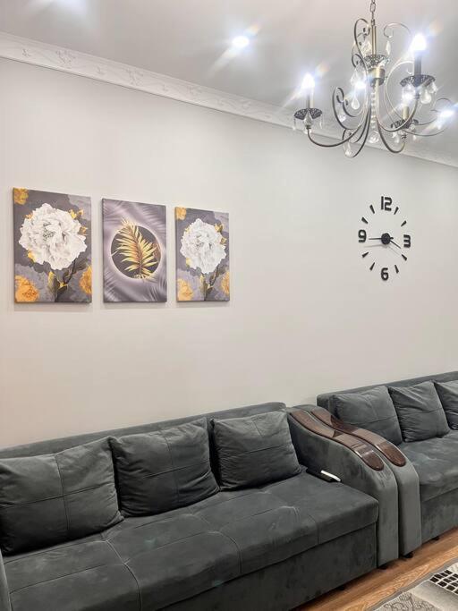 2-Х Комнатная В Золотом Квадрате Apartment Almaty Bagian luar foto