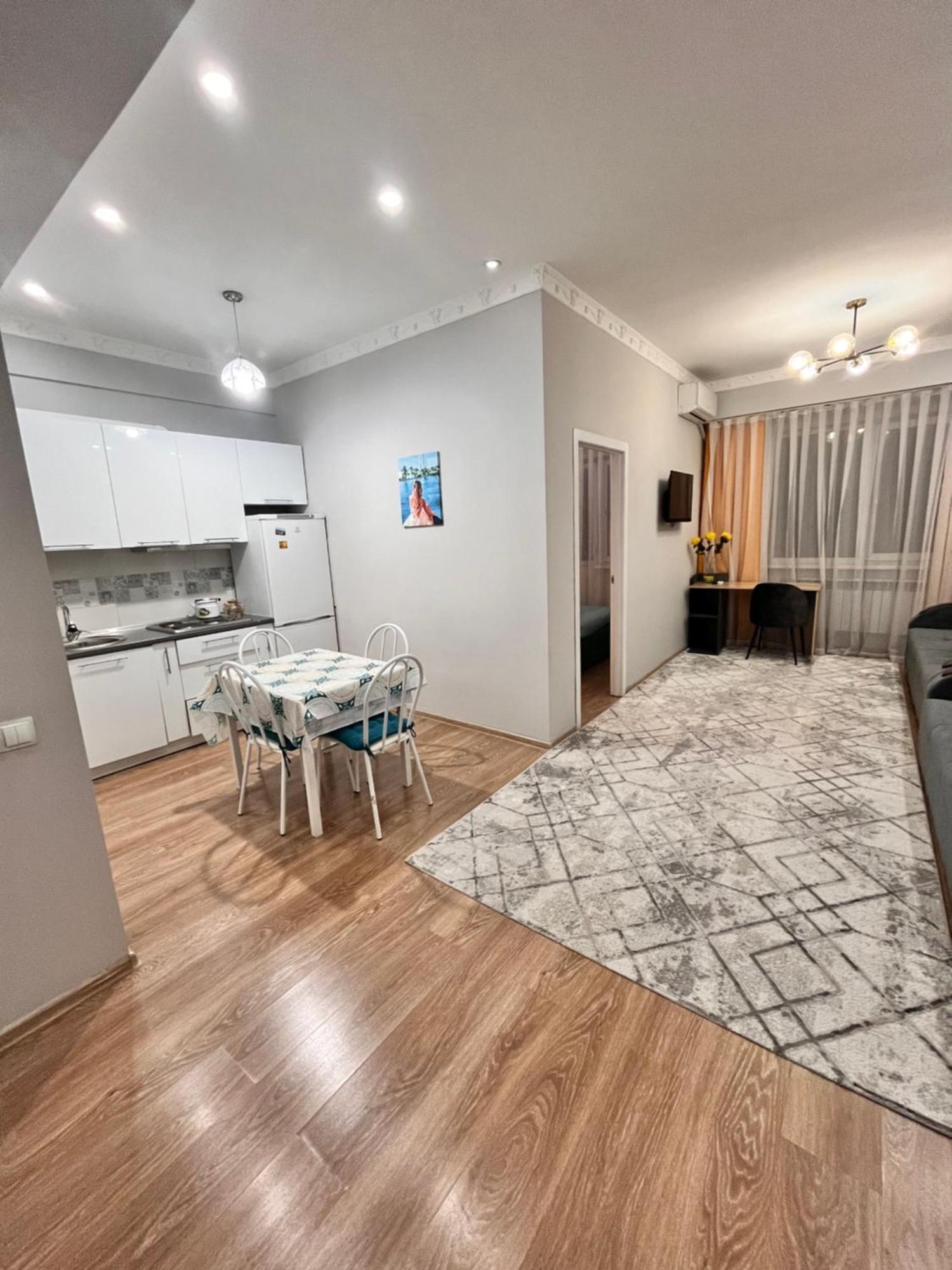 2-Х Комнатная В Золотом Квадрате Apartment Almaty Bagian luar foto