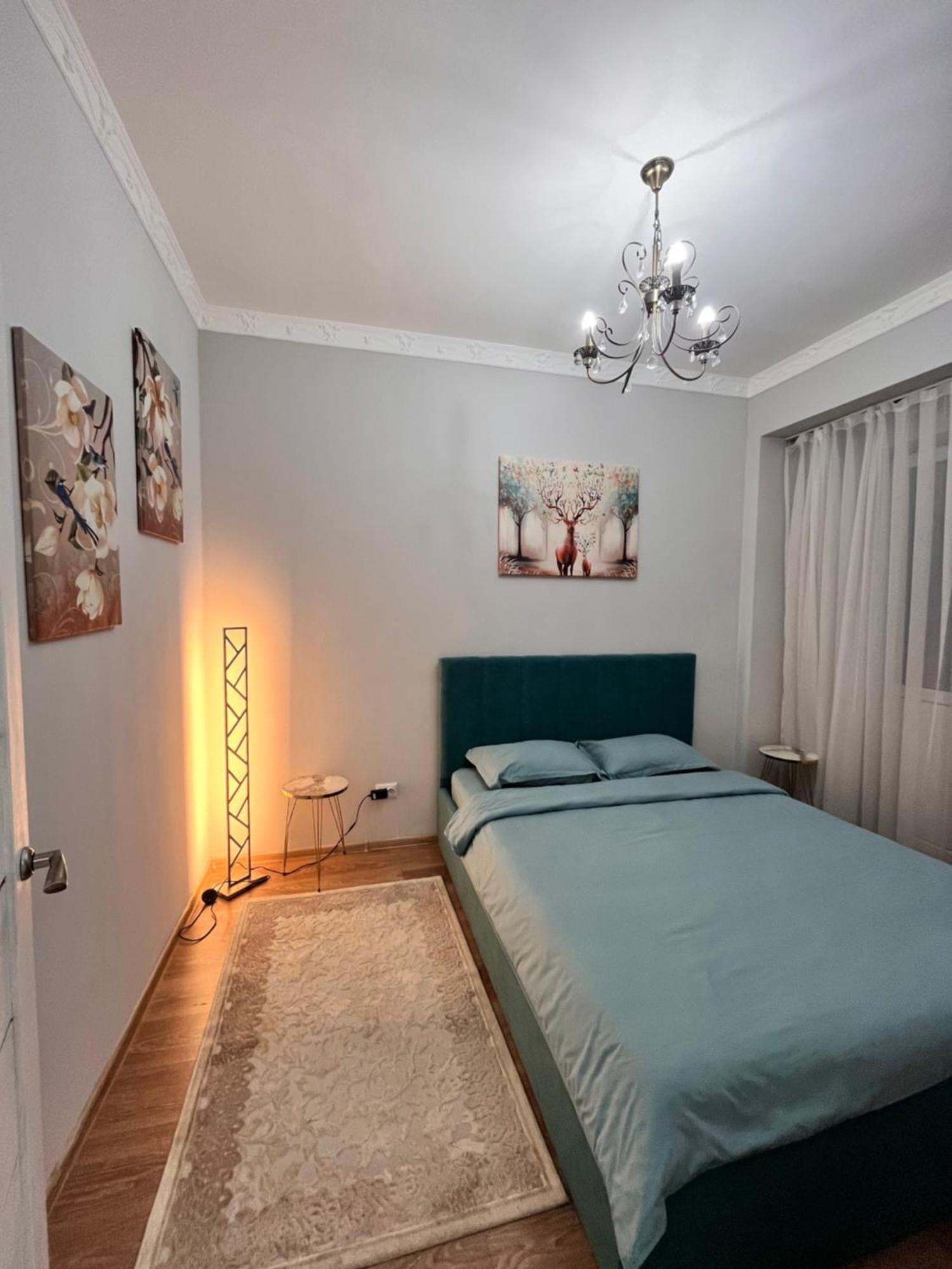 2-Х Комнатная В Золотом Квадрате Apartment Almaty Bagian luar foto