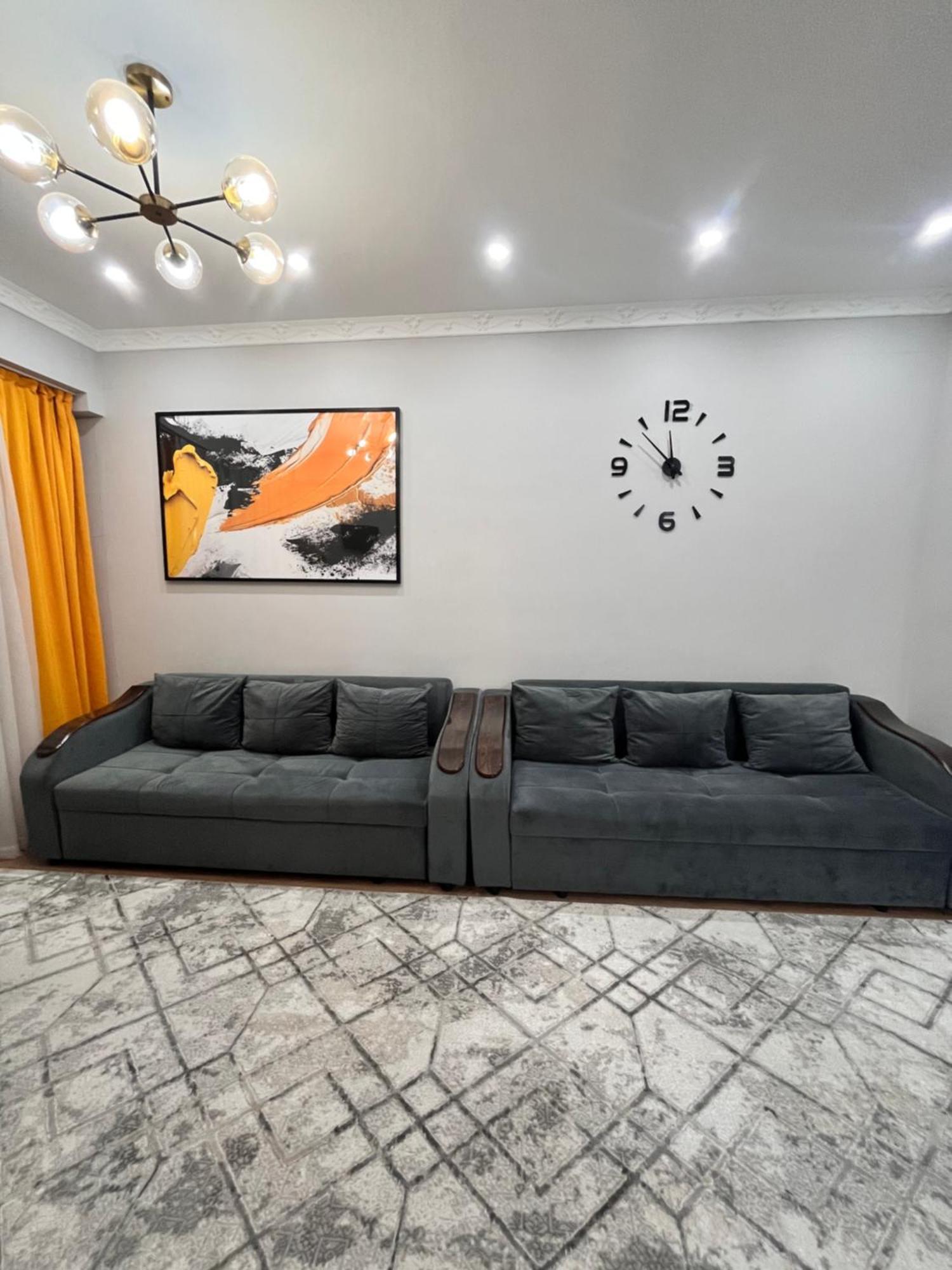 2-Х Комнатная В Золотом Квадрате Apartment Almaty Bagian luar foto