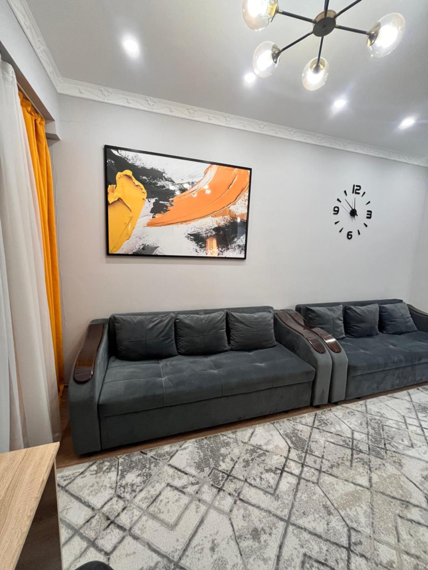 2-Х Комнатная В Золотом Квадрате Apartment Almaty Bagian luar foto